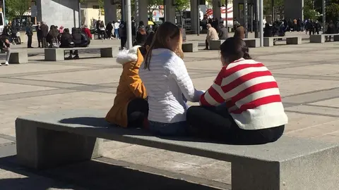 Jóvenes en la plaza de La Marina