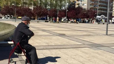 Una persona mayor en la Plaza de la Marina