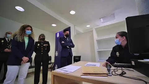 Desplazados Ucrania en una comisaría para solicitar la protección temporal