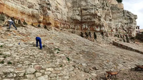 Operarios en la muralla de Trascastillo