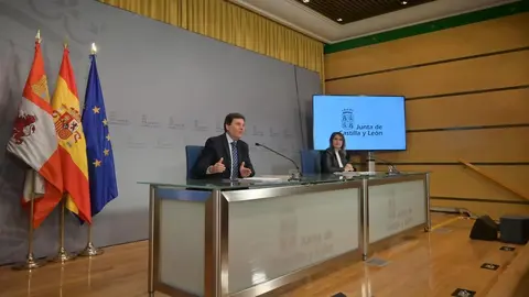 El consejero de Economía y Hacienda y portavoz, Carlos Fdez. Carriedo, y la consejera de Educación, Rocío Lucas, comparecen en rueda de prensa posterior al Consejo de Gobierno