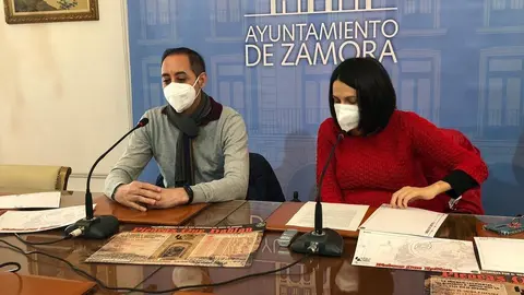 La concejala de Cultura del Ayuntamiento, María Eugenia Cabezas, y por el arquitecto coordinador de los talleres-Mini2ac, Alberto Alonso