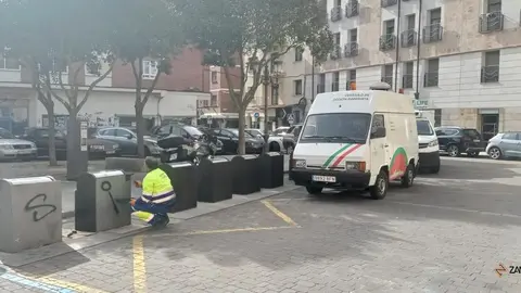 Técnicos municipales limpian las pintadas provocadas por un menor en Zamora