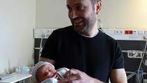 Un hombre con su bebé recién nacido