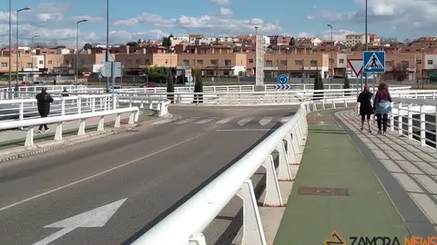 Gente paseando por el puente nuevo