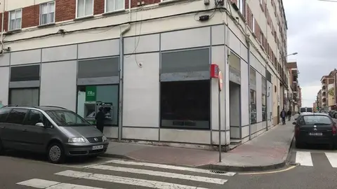 Antigua oficina de Unicaja en el barrio de Los Bloques