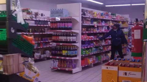 Una cliente comprando en un supermercado de Zamora