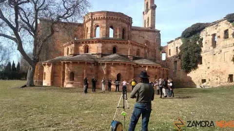 Valentín durante la grabación del baile bretón con vecinos de Granja de Moreruela