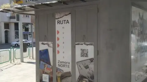Las placas instaladas en el quiosco municipal
