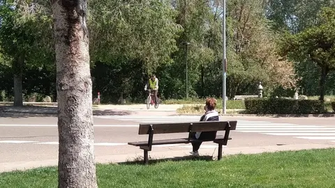 Una mujer sentada en un banco