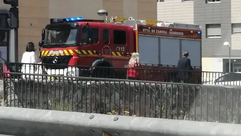 Intervención de los bomberos de Zamora en la calle Vega por una fuga de gas