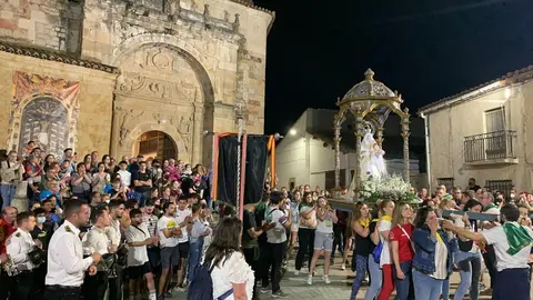 las mujeres de Morales cargan con la Virgen