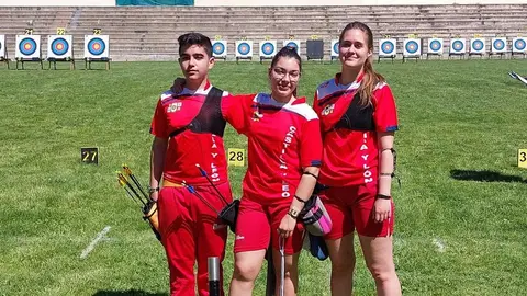 Olivia, en el centro, con el equipo cadete de Castilla y Le&oacute;n