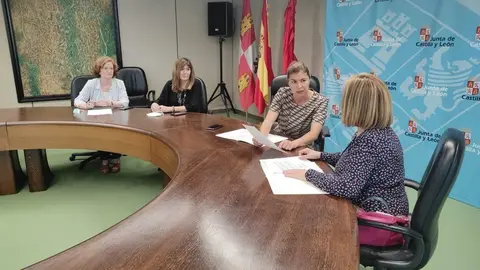 La delegada de la Junta con la presidenta de la Junta Pro Semana Santa