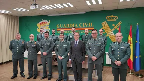 El Subdelegado del Gobierno, Ángel Blanco, junto a los ocho capitanes que realizan el IV Curso de Capacitación para el ascenso a Comandante