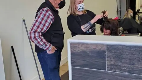 Hombre acude a peluquería para peinar a su mujer