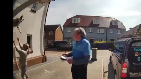 Mujer salva a perro