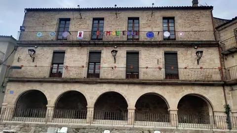 Imagen de la fachada de uno de los edificios de la Plaza Mayor de Fermoselle. Fotografía: SGS
