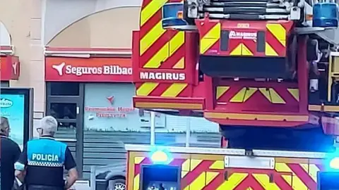 Actuación de los bomberos en la plaza del Cuartel Viejo
