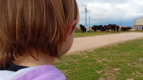 La hija de la familia asentada en Villar del Buey que ha permitido reabrir el bar-restaurante "Argusino"