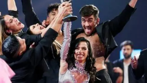 Chanel y sus bailarines celebran el tercer puesto en Eurovisión