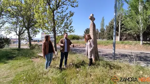 Concejales del PP frente a la Cruz