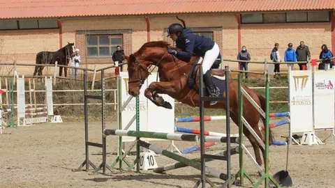 Claudia durante la competición de saltos en el centro hípico Equus Duri, en Pereruela