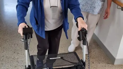 Residentes del centro de mayores de Camarzana de Tera prueban los nuevos andadores inteligentes, dentro del proyecto Silver Economy