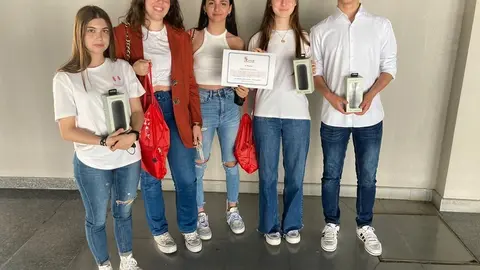 De izq. a dcha., Erika, Martina, Daniela, Paula y Javier, los alumnos premiados.