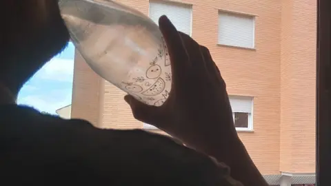 Un hombre se refresca con agua