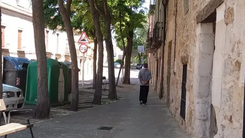 Un paseante por el barrio de Pinilla