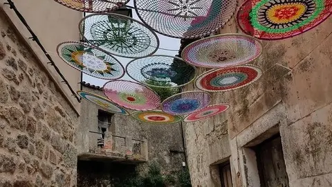 Una calle de Fermoselle luce los adornos. Fotos Sara S.G