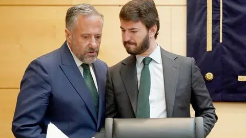 Gallardo con el presidente de las Cortes. Foto Leonoticias