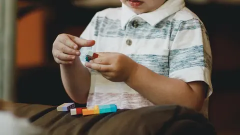 Niño jugando. Fotografía de archivo