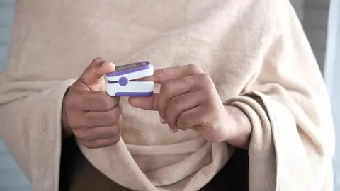 Una persona mayor se toma la tensión. Fotografía de archivo