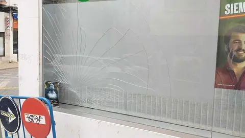 Estado de una de las lunas en la sede de Vox en Zamora