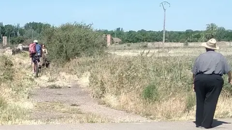 Una persona mayor pasea por Pinilla