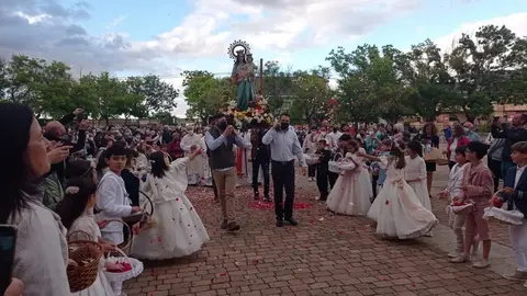 Los niños y niñas vestidos de Primera Comunión arropan a la Virgen