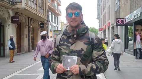 El artista gallego en la calle Santa Clara