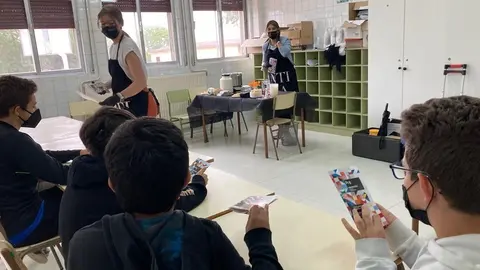 Escolares en un taller de actividades