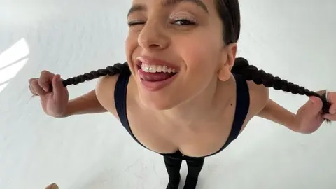 Rosalía con varias joyas en sus dientes. Fotografía Instagram