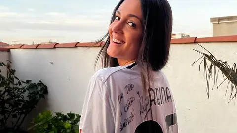 Carmen Huerga con la camiseta firmada por Pepe Reina