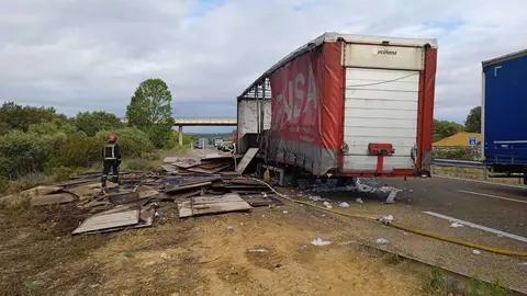 Remolque de camión incendiado