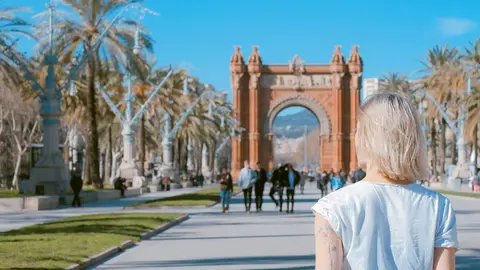 Turista en el Arco del Triunfo en Barcelona