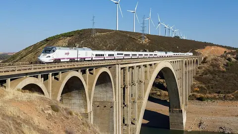 Dos Alvia Serie 730 de Renfe Operadora cruzando el Viaducto Martin Gil cerca de Zamora. Fotografía: Wikipedia