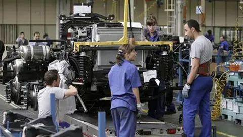 Trabajadores en una planta de montaje