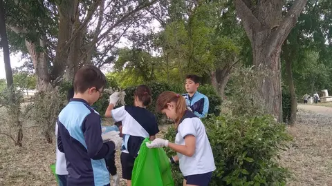 Los alumnos recogen basura en el entorno del río Duero