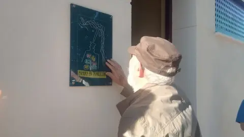 Coomonte frente a la placa