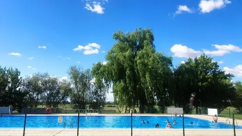Bañistas disfrutan del agua en Villaralbo