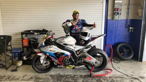 Carlos Blanco celebra su victoria